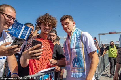 法甲球队马赛为新援帕瓦尔举行欢迎仪式
        
    法甲球队马赛为新援帕瓦尔举行欢迎仪式