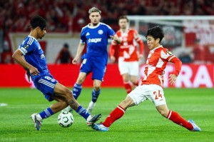 随着25岁日本球星飙世界波+比分2-0，美因茨完胜法甲劲旅，占先机