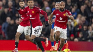 离谱！埃弗顿主力伤退+内讧染红 曼联80分钟多打1人仍输球